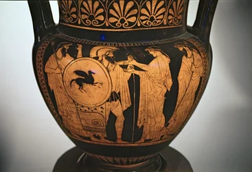 Roodfigurig krater, met afbeelding van een krijger die terugkeert van de strijd