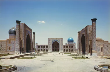 Registan, met de drie Mohammedaanse religieuze colleges (madrasahs)