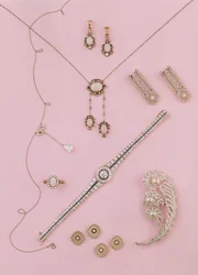 Selectie van Edwardiaanse en Art Deco sieraden: opalen oorbellen en hanger; diamanten negligé hanger; struisvogel pluim broche; diamanten en onyx manchetknopen en studs