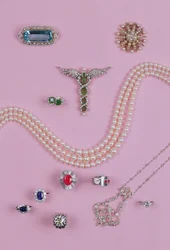 Selectie van Victoriaanse en Edwardiaanse sieraden: aquamarijn broche, tienpuntige ster broche, diamanten en platina hanger, saffier, robijn en smaragd ringen