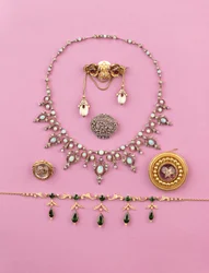 Selectie van Victoriaanse sieraden: toermalijn en gespleten parel franje ketting; roosgeslepen diamanten ovale broche; opaal en diamanten ketting; cabochon amethist ster broche; Essex kristal van grommende tijger