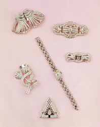 Selectie van diamanten sieraden: baguette en marquise-vormige diamanten spray broche; Art Deco diamanten clip; paneel diamanten broche; dames rechthoekige horloge met diamanten
