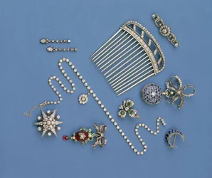 Selectie van diamanten sieraden: haar kam; gegradueerde collet ketting; saffier halve maan broche; geëmailleerde carbuncle hanger; zakhorloge; ster broche
