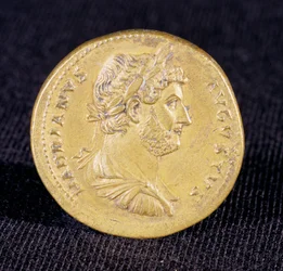 Sestertius van Hadrianus uit Newcastle Upon Tyne, 132 na Christus. Toont buste van Hadrianus als een zegevierende commandant