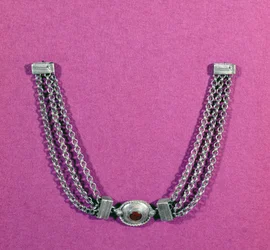 Zilveren ketting met een carneool, in een ovale setting omrand met een kabelrand, opgehangen tussen twee lengtes van drie kettingen vastgemaakt door een doosachtige sluiting, gevonden in Great Chesters, midden 1e tot