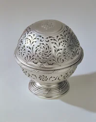 Zeepdoos, onderdeel van een set met kan en kom, door Francis Riel, Parijs, 1771