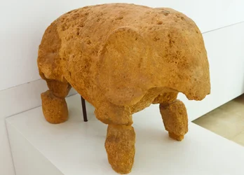 Het archeologische complex, Carmona, provincie Sevilla, Spanje. Beeld in het museum van een olifant gevonden in het graf van de olifant in de Romeinse necropolis.