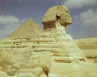 De Sfinx en de Grote Piramide van Khufu in Gizeh, Oude Koninkrijk, ca. 2613-2494 v.Chr.
