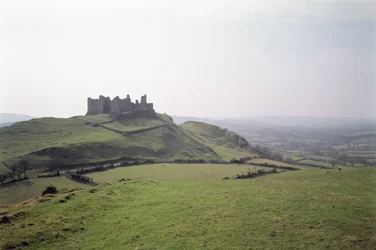 Uitzicht op Carreg Cennen Castle, Zuid-Wales, gebouwd ca. 1350