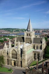 Uitzicht op Rochester Kathedraal vanaf het kasteel
