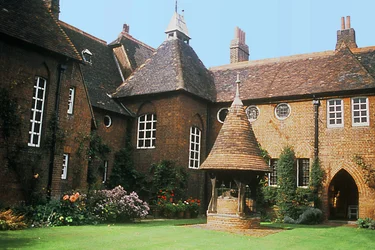 Uitzicht op de buitenkant van The Red House, Bexleyheath, ontworpen door William Morris, voltooid in 1859