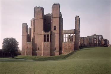 Uitzicht op de buitenmuren, Kenilworth Castle, Warwickshire, gebouwd 1203-16