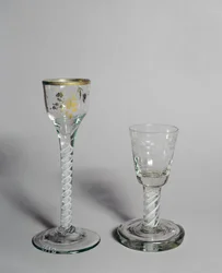 Wijnglas met vergulde decoratie, schietglas kom en ondoorzichtige gedraaide steel, c.1760