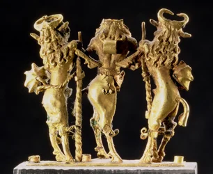 Hanger in de vorm van drie half-mens, half-stier figuren, Mesopotamisch, ca. 2600-2340 v.Chr. (goud)