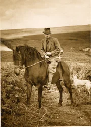 De 10e hertog van Devonshire te paard op Bolton Moor, eind jaren 1940