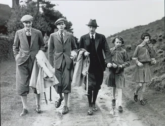 10e hertog met zijn vier kinderen, Billy, Andrew, Anne en Elizabeth bij Bolton Abbey, ca. 1938