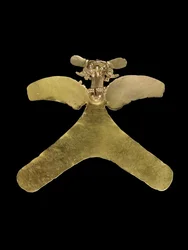 Een gouden vogelhanger uit Costa Rica, de roofvogel met een opengewerkte snavel, grijpt een klein dier met een krullende staart, ca. 800-1200