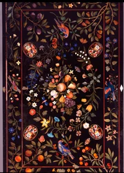 Een Florentijns pietra dura tafelblad ingelegd met verschillende marmer- en lapis lazuli-centra door een fruitdisplay, ca. 1670