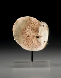Een Mayaanse schelppectoraal met het profiel van een dignitaris, c.450-650