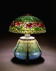 Een "Poinsettia" loden glazen tafellamp, ca. 1902-1932