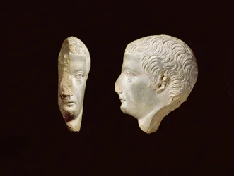 Een reliëf profielportret van keizer Tiberius (14-37) 1e eeuw