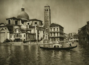 Een gondel in het Canal Grande tegenover de kerk van Sint-Jeremias (San Geremia) in de wijk Cannaregio. Venetië. Fotografie door Wilhelm Bode