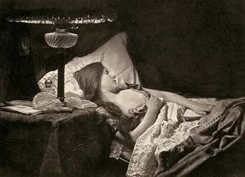 Een jonge vrouw slapend op witte geborduurde lakens in een bed