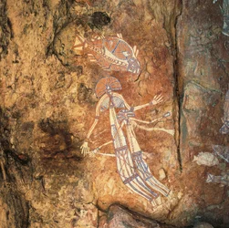 Aboriginal rotstekeningen van mythische vrouw en kind bij Njambolmi nabij Nourlangie, Arnhem Land, NT, Australië