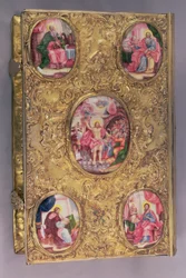 Altaar Evangelie van uitgebreid bewerkt zilver ingelegd met emaille medaillons, het centrale medaillon toont de Opstanding, met vier hoekmedaillons die de vier Evangelisten afbeelden, door Pyotr Afinogenov, Moskou