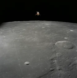 Apollo 12 maanmodule Intrepid landt op het maanoppervlak in de Oceaan van Stormen