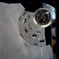 Apollo 17 Commando-/Servicemodules gefotografeerd vanuit de maanmodule in een baan om de maan