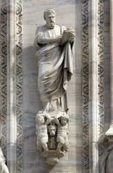Architectuur: standbeeld van Sint Marcus door Donato Carabelli (1811). Detail van de gevel van de kathedraal (dom of duomo) van Milaan, Italië (detail)