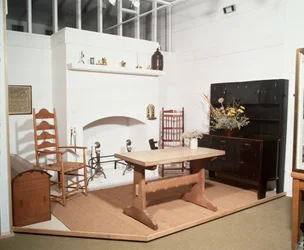Arts and Crafts interieur met meubels en metaalwerk ontworpen door Ernest Gimson en Ernest Barnsley