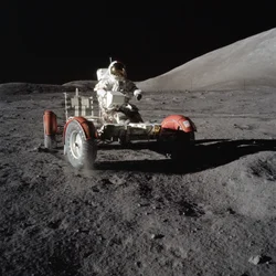 Astronaut Eugene Cernan bestuurt het Lunar Roving Vehicle tijdens de eerste EVA