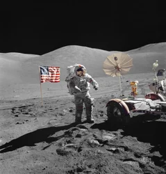 Astronaut Eugene Cernan loopt naar LRV tijdens EVA