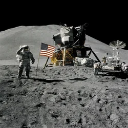 Astronaut Jim Irwin groet de Amerikaanse vlag tijdens de Apollo 15 missie
