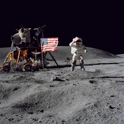 Astronaut John W. Young groet de vlag van de Verenigde Staten tijdens Apollo 16 missie