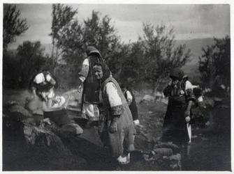 Balkan Schiereiland: Vrouwen voor een pot op een vuur - Ansichtkaart 1914-1918