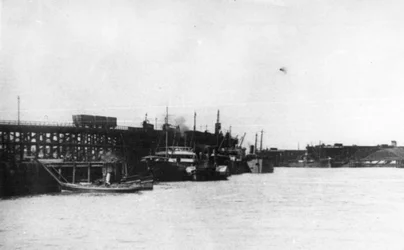 Blyth Harbour, met een aantal kolenschepen naast Blyth Staiths met een havencommissielaunch op de voorgrond