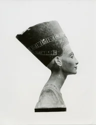 Buste van koningin Nefertiti, zijaanzicht, kopie van de buste in het Egyptisch Museum, SMPK, Berlijn