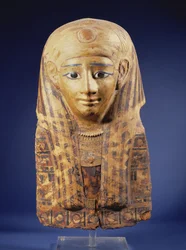 Cartonnage mummie hoofdtooi met lappet pruik, de ogen ingelegd met obsidiaan en albast, Egyptisch, Late Periode