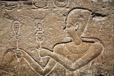 Cesarion brengt offers aan Horus en Isis (detail)