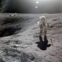 Charles M. Duke Jr., maanmodulepiloot van de Apollo 16-missie, verzamelt maanstalen aan de rand van Plum Crater, april 1972