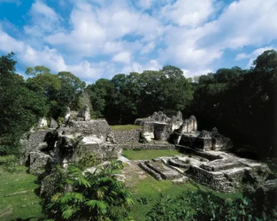 Precolumbiaanse beschaving: zicht op de Maya-site van Uaxactun