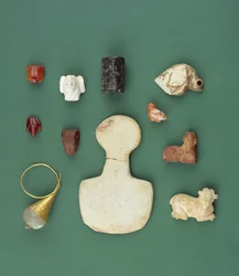 Collectie van Oost-Mediterrane objecten inclusief een Soemerische gieramulet, een Akkadisch serpentijnzegel en een Mesopotamische carneoolkikker, variërend van 3300-2000 v.Chr.