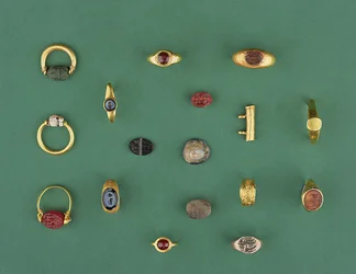 Collectie van Romeinse, Etruskische en Hellenistische sieraden inclusief een Fenicische scarabeëring, een camee, amulethouders en een agaat intaglio, variërend van de 6e eeuw v.Chr. tot de 4e eeuw n.Chr.