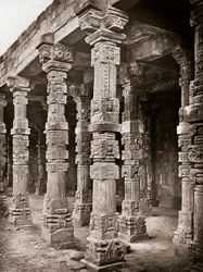 Colonnade van de Moskee van Quwwat-ul-Islam in het Qutb Minar complex, Delhi