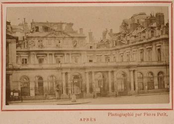Commune van Parijs (1871): zicht op het Palais-Royal (Palais Royal) in Parijs na de brand van mei 1871. Fotografie van Pierre Pepetit