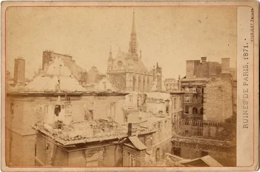 Commune van Parijs: uitzicht op de ruïnes van het Palais de Justice en de Sainte Chapelle in Parijs in mei 1871. Fotografie Pignolet broers. Dim. 16,3X10,8 cm