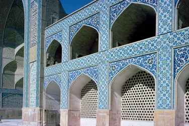 Binnenplaats arcade (riwaq) en West gewelfde ingang (iwan) ca. 1121-2